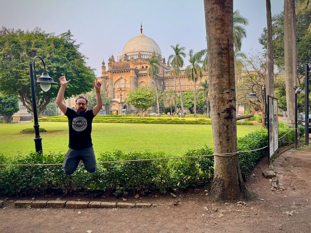 Jumping in front of the Chhatrapati Shivaji Maharaj Vastu Sangrahalaya museum