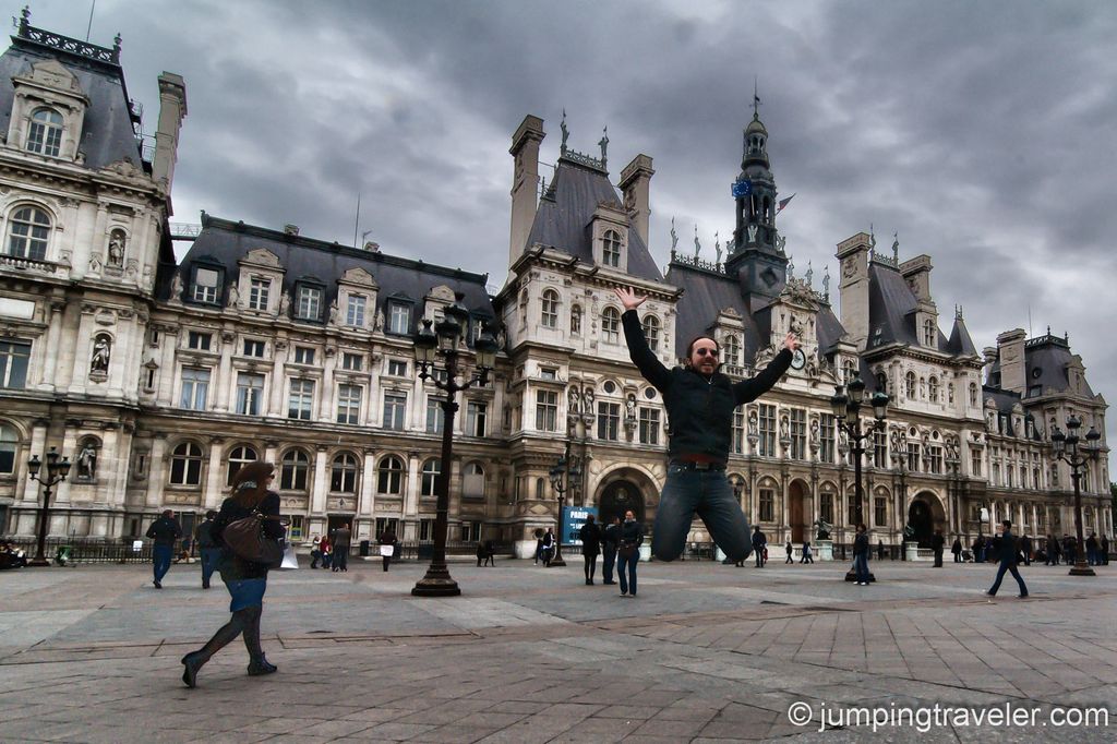Jumping in la Place de l'Hรดtel de Ville